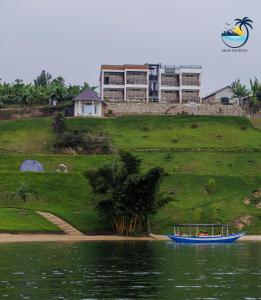 的住宿－Amara Kivu Beach，建筑物前水面上的蓝色小船