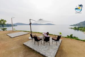 的住宿－Amara Kivu Beach，坐在湖前椅子上的人