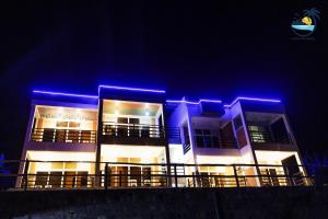 的住宿－Amara Kivu Beach，一座晚上有蓝色灯光的建筑