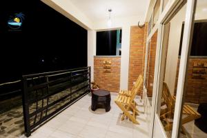 的住宿－Amara Kivu Beach，阳台配有2把椅子和桌子
