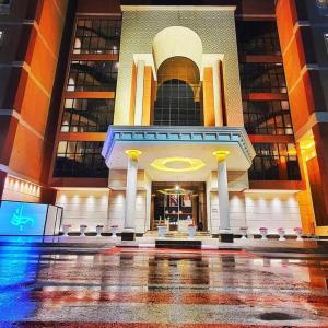 a lobby of a building with a large building at حيات الفرسان الفندقية in Al Qurayyat