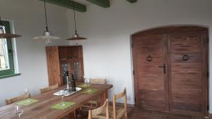 Hegymagas的住宿－Grand Cru 2. Vendégház，一间带木桌和椅子的用餐室