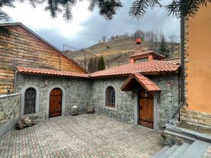 uma casa com uma entrada de tijolos em frente em Luxury Villa with everything you need! em Hankavan