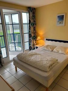Ліжко або ліжка в номері "L'ORÉEOCÉANE" Appartement, 7 personnes, vue dégagée golf, accès piscine