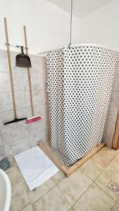 a shower in a bathroom with a shower curtain at Lavalle II in Venado Tuerto