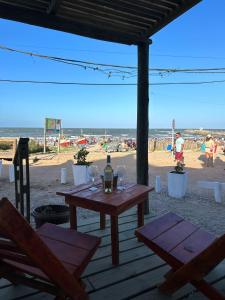 Reštaurácia alebo iné gastronomické zariadenie v ubytovaní Frente playa