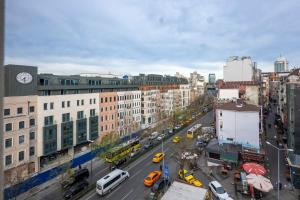 a busy city street with cars and buildings at mayza otel in Istanbul