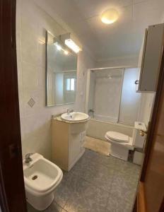 uma casa de banho com um WC e um lavatório em Paloma-habitacion del piso em Alicante