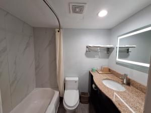 Bilik mandi di Budget Inn - Roxboro +7 gambar