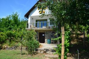 a house with a balcony on the side of it at Grand Cru 3. Vendégház in Hegymagas