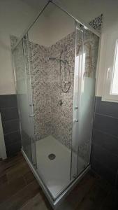 eine Dusche mit Glaskabine im Bad in der Unterkunft Casa indipendente in Tonnara di Bonagia
