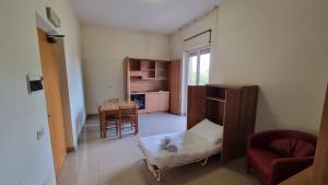 uma sala de estar com um sofá, uma cadeira e uma mesa em Apulia Hotel Roma em Roma