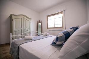 a bedroom with a bed with two teddy bears on it at Villa del Mirto a 300mt dalla spiaggia, parcheggio privato, animali ammessi in Torre Santa Sabina