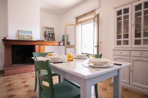 a dining room table with plates and bowls on it at Villa del Mirto a 300mt dalla spiaggia, parcheggio privato, animali ammessi in Torre Santa Sabina