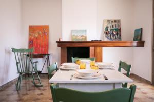 a dining room with a table and chairs and a table and chairsktop at Villa del Mirto a 300mt dalla spiaggia, parcheggio privato, animali ammessi in Torre Santa Sabina