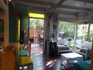 Sala de estar con puerta y mesa en Pensamientos del alma en Balneario Mar Azul