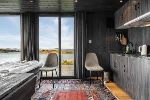 Postel nebo postele na pokoji v ubytování Cool cabins Sandhornøy