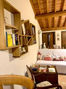 ein Schlafzimmer mit einem Bett und einem Schreibtisch sowie einem Tisch mit einem Stuhl in der Unterkunft Da Titta in Pitigliano