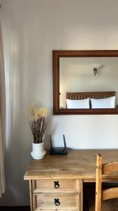 un tocador de madera con un espejo encima en 1 Bed Studio Apartment- BHX, NEC, Resorts World- Johal Accommodation Ltd en Birmingham