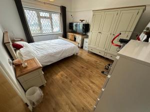 Habitación pequeña con cama y ventana en Ashcroft Quiet Garden House-London Luton Airport en Luton