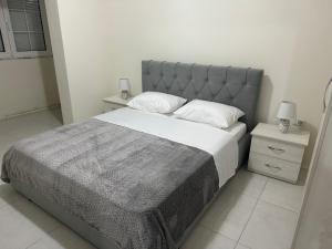 A bed or beds in a room at Apartament