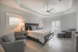 Кровать или кровати в номере 5294 Umbrella Pool Rd home