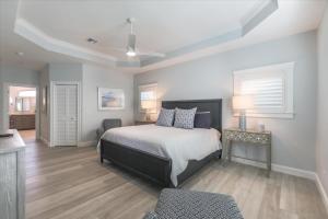 Кровать или кровати в номере 5294 Umbrella Pool Rd home