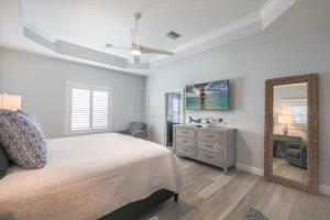 Кровать или кровати в номере 5294 Umbrella Pool Rd home