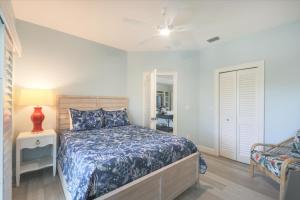 Кровать или кровати в номере 5294 Umbrella Pool Rd home