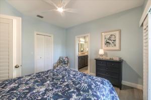Кровать или кровати в номере 5294 Umbrella Pool Rd home