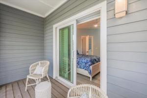 Кровать или кровати в номере 5294 Umbrella Pool Rd home