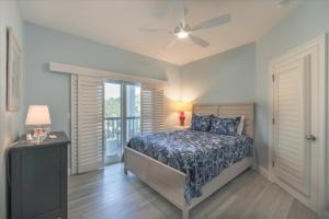 Кровать или кровати в номере 5294 Umbrella Pool Rd home
