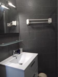 La salle de bains est pourvue d'un lavabo et d'un miroir. dans l'établissement Nice appartement centre ville, à Nice
