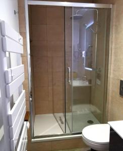 una ducha de cristal en un baño con inodoro en Reims Appart - Idéal pour Pro en déplacement *Wifi rapide *Vue panoramique *Parking facile, en Roubaix