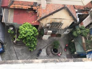 an overhead view of a courtyard of a house with a motorcycle at Serviced Apartment next to the Hanoi Opera House Căn hộ đầy đủ tiện nghi có thang máy ngay gần Nhà Hát Lớn in Hanoi