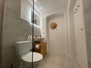 uma casa de banho com um WC e um lavatório em Bamboo Berlin em Berlim