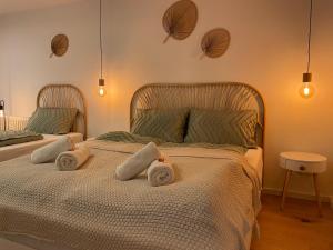 um quarto com 2 camas e toalhas em Bamboo Berlin em Berlim