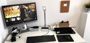 Una televisión o centro de entretenimiento en Reims Appart - Idéal pour Pro en déplacement *Wifi rapide *Vue panoramique *Parking facile