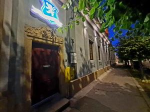un edificio con una porta sul lato di una strada di Armenopolis - Adults Only a Gherla