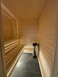 a sauna with a trash can in the corner at Toppvillan - Ski In - Ski Out - 200 m till toppen och cykelleder in Järvsö