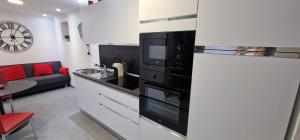 una cucina con piano cottura e forno a microonde di Appartamento Camilla a Siniscola Altre 10 foto