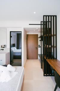 ein Zimmer mit einem Bett und ein Zimmer mit einem Schlafzimmer in der Unterkunft LANGO LUXURY LIVING s in Syvota