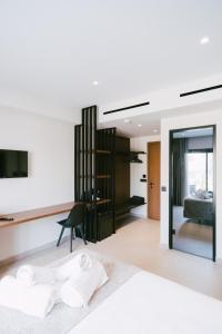 Łóżko lub łóżka w pokoju w obiekcie LAN-GO SIVOTA Luxury Living