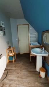 ein Badezimmer mit einem Waschbecken und einer blauen Decke in der Unterkunft L'amour Breizh in Plouaret