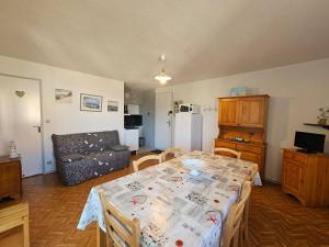 TV a/nebo společenská místnost v ubytování Pontaillac 200 m de la plage