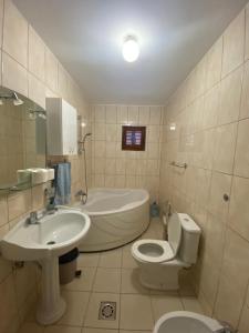 Koupelna v ubytování MR Apartmani Banja Vrujci + 2 fotografie