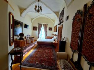 ein Wohnzimmer mit einem Sofa und einem Fenster in der Unterkunft Armenopolis - Adults Only in Gherla