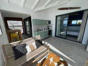 Appt Serenity Piscine Vue Mer客房内的一张或多张床位