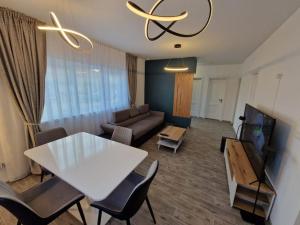 salon z białym stołem i kanapą w obiekcie Home in Residential Neighborhood w mieście Arad