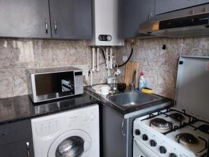 A cozinha ou cozinha compacta de WARM HOUSE